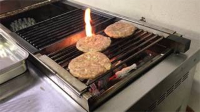 Grilling hamburg on KOSEI GRILL 20170710